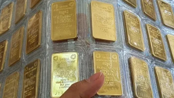 صباح يوم 3 يونيو: استمرت أسعار الذهب في الانخفاض بمقدار 500,000 دونغ فيتنامي للأونصة.