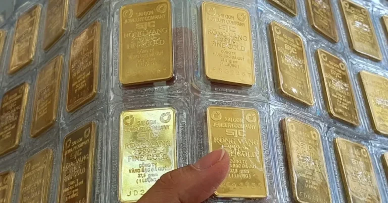 صباح يوم 3 يونيو: استمرت أسعار الذهب في الانخفاض بمقدار 500,000 دونغ فيتنامي للأونصة.