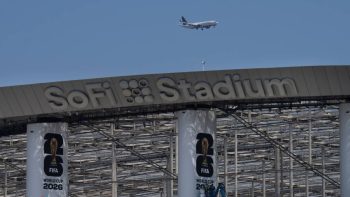 عمال ملاعب كأس العالم يهددون بالإضراب قبل مباراة يتجاوز سعر تذكرتها ألفي دولار