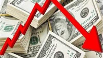 لماذا لا تنخفض الأسعار فورًا في الأسواق بعد هبوط الدولار؟.. اقتصادي يكشف السر