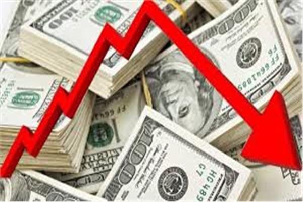 لماذا لا تنخفض الأسعار فورًا في الأسواق بعد هبوط الدولار؟.. اقتصادي يكشف السر
