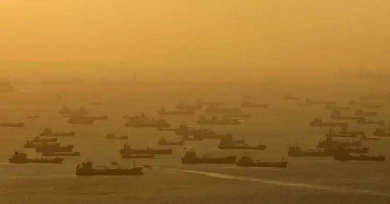 لماذا لا يعني انخفاض أسعار النفط نهاية أزمة مضيق هرمز بين أميركا وإيران؟