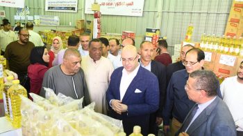 محافظ الفيوم يفتتح معرض بيع السلع الغذائية بأسعار مخفضة| صور