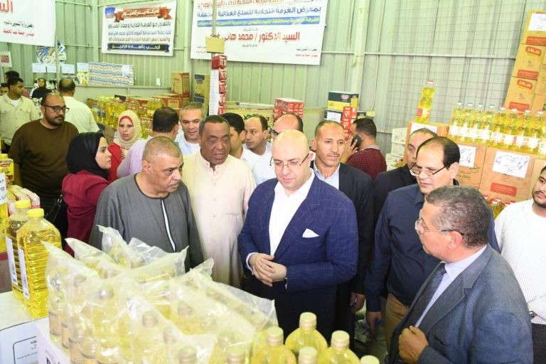 محافظ الفيوم يفتتح معرض بيع السلع الغذائية بأسعار مخفضة| صور
