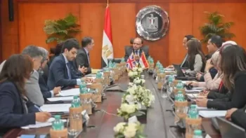 مصر وبريطانيا تبحثان توسيع الاستثمارات وتعزيز التعاون في القطاعات الحيوية
