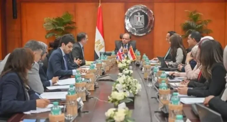 مصر وبريطانيا تبحثان توسيع الاستثمارات وتعزيز التعاون في القطاعات الحيوية