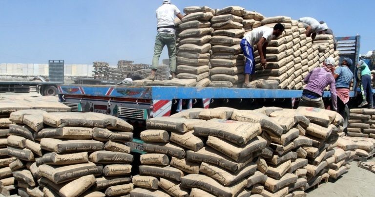 نقص المعروض يشعل الأسعار.. أزمة الإسمنت تعطل المشاريع في لبنان | اقتصاد