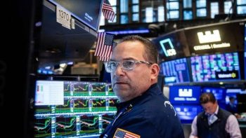 “وول ستريت” تتراجع مع تصاعد التوترات وارتفاع أسعار النفط عالميًا