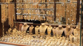 رؤيا الإخباري | أسعار الذهب في السعودية تسجل استقرارا.. وعيار 21 يبلغ 434.50 ريالا وسط ترقب عالمي