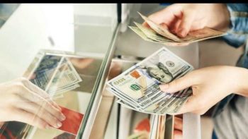 الدولار يتراجع أمام الجنيه خلال تعاملات اليوم ويفقد 6 قروش ليسجل مستوى سعر 49.22 جنيه للبيع بالبنك الأهلي المصري