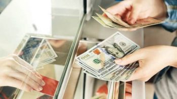 الدولار يرتفع أمام الجنيه بنحو 50 قرشًا خلال تعاملات اليوم ويسجل 49.37 جنيه للبيع بالبنك الأهلي المصري