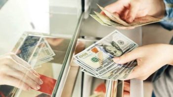 الدولار يرتفع أمام الجنيه خلال تعاملات اليوم ويسجل 50.69 جنيه للبيع بالبنك الأهلي المصري
