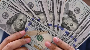 الدولار يتراجع بعد ملامسة أعلى مستوى في أسبوع