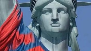 تمثال الحرية يتزين بقميص طرفي نهائي كأس العالم (صور)
