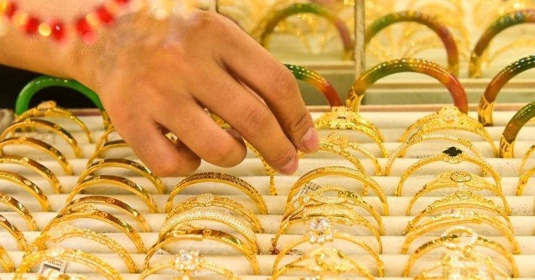 أسعار الذهب اليوم، 5 يوليو 2026: أسعار سبائك وخواتم الذهب عيار 9999 من نوع SJC، وأسعار الذهب العالمية يوم الأحد.