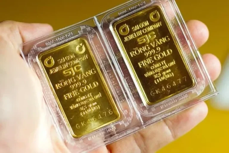 أسعار الذهب تتراجع، حيث انخفض سعر الذهب من علامة SJC التجارية إلى 149.5 مليون دونغ فيتنامي لكل تايل.