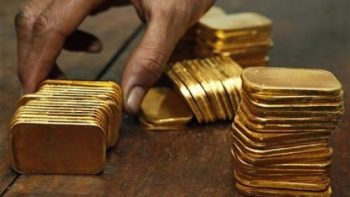 أسعار الذهب تعمق خسائرها والفضة تتراجع بأكثر من 4%