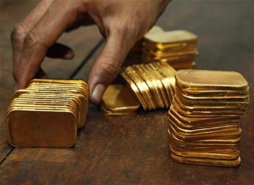 أسعار الذهب تعمق خسائرها والفضة تتراجع بأكثر من 4%