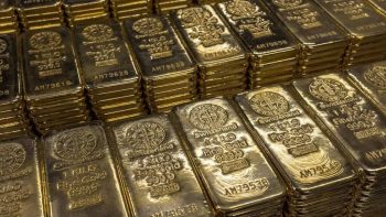 أسعار الذهب تقفز 2.5% بعد تباطؤ التضخم الأمريكي