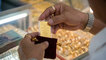 أسعار الذهب صباح يوم 7 يوليو: انخفض سعر الذهب في SJC بمقدار 500,000 دونغ فيتنامي للأونصة تبعاً للاتجاه العالمي، في انتظار إشارات من الاحتياطي الفيدرالي.