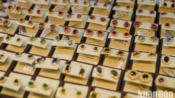 أسعار الذهب في الرابع من يوليو: تستمر أسعار الذهب العالمية في الارتفاع، بينما تبقى الأسعار المحلية مستقرة.