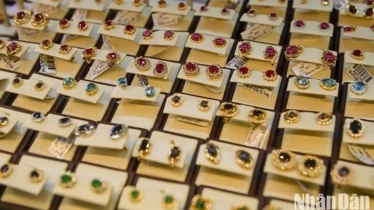 أسعار الذهب في الرابع من يوليو: تستمر أسعار الذهب العالمية في الارتفاع، بينما تبقى الأسعار المحلية مستقرة.