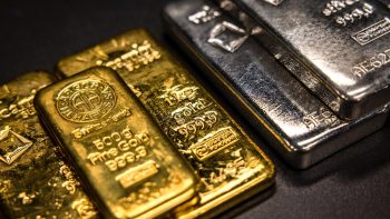 أسعار الذهب والفضة تمحو خسائرها مع انخفاض الدولار