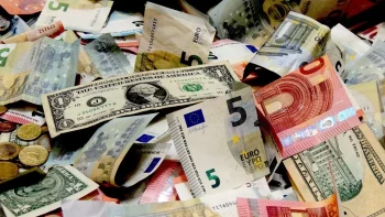 صعود جماعي للعملات: الدولار واليورو يرتفعان أمام الجنيه