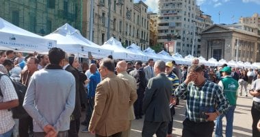 إقبال جماهيري على سوق اليوم الواحد بالإسكندرية.. المحافظة تواصل النجاح فى تنظيمه أسبوعيا بـ25 باكية متنوعة.. المحافظ: يدعم المنتج المحلى والزراعة المستدامة.. ويشدد على إقامة السوق على مدار أيام الأسبوع.. صور