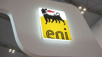 “إيني”: سوق النفط ستخرج من نطاق الأسعار الحالي في 2027