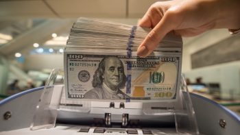 استطلاع لـ”رويترز” يتوقع تراجع سعر صرف الدولار إلى 49 جنيها بنهاية يونيو 2027