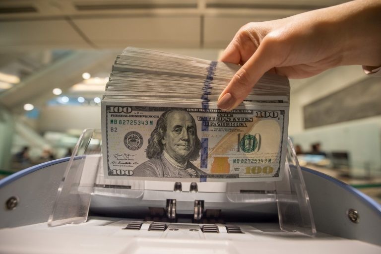 استطلاع لـ"رويترز" يتوقع تراجع سعر صرف الدولار إلى 49 جنيها بنهاية يونيو 2027