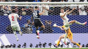 الأرجنتين بقيادة ميسي تُذهل إنجلترا بعودة تاريخية لتتأهل لنهائي كأس العالم