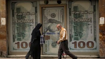 التوتر الإقليمي يضغط على الاقتصاد المصري.. تراجع الجنيه وتقلبات في الأسواق مع ارتفاع أسعار الطاقة