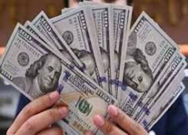 الدولار يتماسك مع ارتفاع رهانات رفع أسعار الفائدة