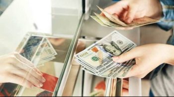 الدولار يرتفع أمام الجنيه خلال تعاملات اليوم ويسجل 49.93 جنيه للبيع في البنك الأهلي المصري