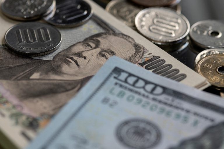 الدولار يرتفع.. والين يحوم قرب أدنى مستوياته في 40 عاماً