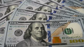 الدولار يسجل تراجعاً أسبوعياً طفيفاً بدعم من الطلب على الملاذات الآمنة