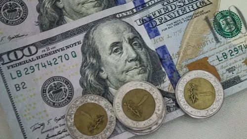 الدولار يعاود التراجع أمام الجنيه في البنوك بمنتصف تعاملات الأربعاء