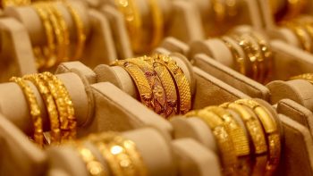 الذهب يرتفع عند التسوية بدعم من تقلص توقعات تشديد السياسة النقدية الأميركية