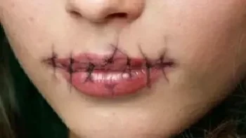 امرأة يابانية تخيط شفتي جارتها لمنعها من الكلام