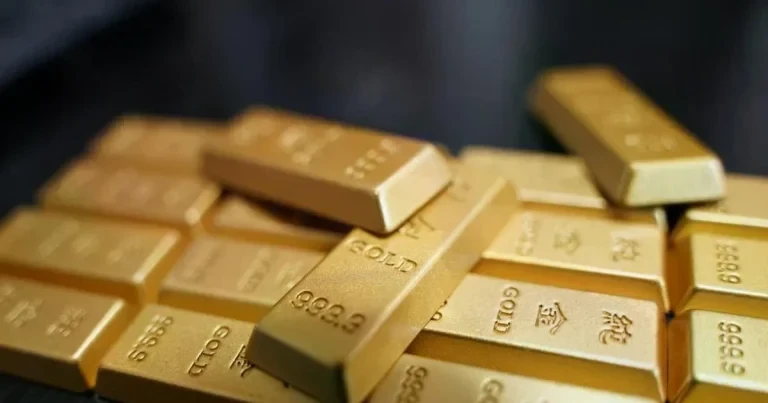 انخفض سعر الذهب إلى ما دون 4050 دولارًا مع ارتفاع أسعار النفط وعوائد السندات في الوقت نفسه.