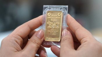 انخفض سعر الذهب اليوم، 8 يوليو 2026، إلى أقل من 150 مليون دونغ فيتنامي للأونصة.