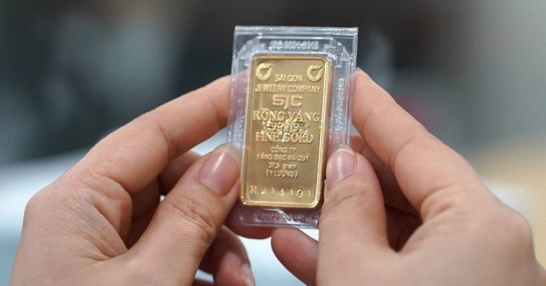 انخفض سعر الذهب اليوم، 8 يوليو 2026، إلى أقل من 150 مليون دونغ فيتنامي للأونصة.