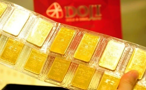 انخفضت أسعار الذهب المحلية بشكل حاد بما يصل إلى 1.5 مليون دونغ فيتنامي في بداية الأسبوع.
