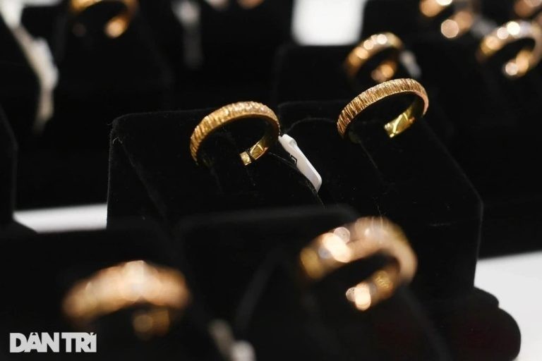 انخفضت أسعار الذهب على الصعيدين العالمي والمحلي.