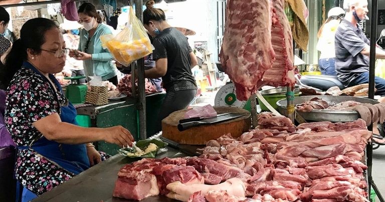 انخفضت أسعار الوقود بشكل حاد، لكن أسعار السلع الأساسية لا تزال مرتفعة.