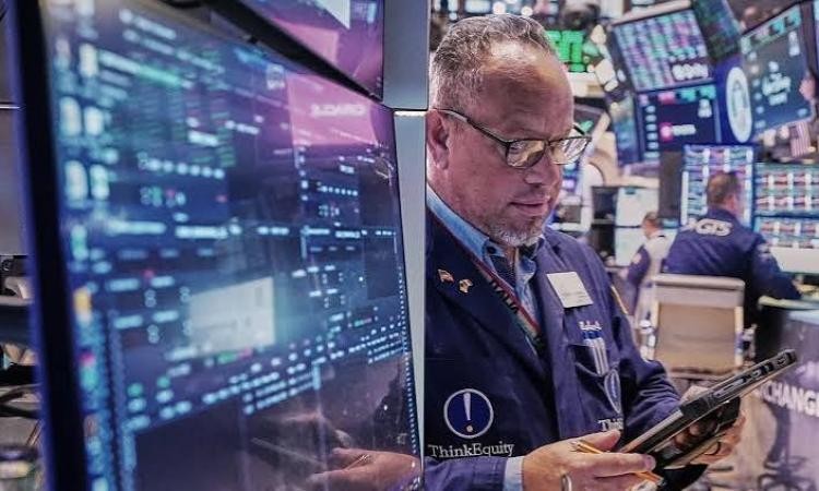 تراجع أسعار النفط وارتفاع الأسهم مع هدوء نسبي في الأسواق المالية