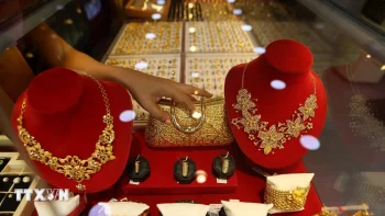 تراجع سعر الذهب عن أعلى مستوى له في أسبوعين، في انتظار المستثمرين لإشارات السياسة النقدية من الاحتياطي الفيدرالي.