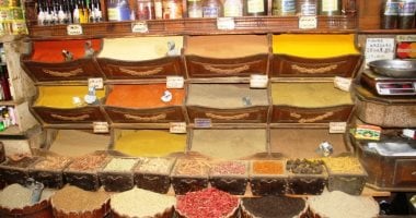 تعرف على أسعار الكركديه والبهارات داخل سوق أسوان السياحى